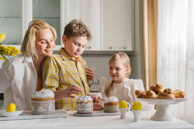 Mom and kids cook together in the kitchen. Hamburg, Hamburg, Germany R_OWQV220404C-957666-01 ,model released, Symbolfoto