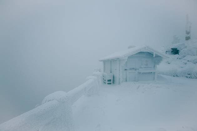 Snowy house in the fog on the mountain in winter, fog Prague, Prague, Czechia R_UJEL231030C9-1276208-01