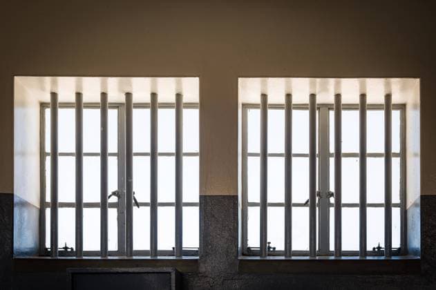 Justiz, Symbolfotos 29.10.2023, xovx, Politik, Reise. Robben Island - Gefängnisinsel vor Kapstadt Vergitterte Fenster im Hochsicherheitstrakt auf der Gefängnisinsel Robben Island vor der Küste von Kapstadt. In diesem Teil der Gefängnisinsel verbrachte der spätere Präsident Südafrikas Nelson Mandela 18 Jahre seiner insgesamt 27-jährigen Gefangenschaft, zumeist bei Einzelhaft und unmenschlichen Bedingungen. Robben Island ist eine Insel zwölf Kilometer vor der südafrikanischen Stadt Kapstadt. In dem einstigen Gefängnis auf der Insel wurden dort politische Gefangene während der Apartheit inhaftiert. Darunter u.a. Walter Sisulu, Ahmed Kathrada, Robert Sobukwe, sowie der spätere Staatspräsident Nelson Mandela der dort als politischer Häftling fast z