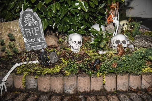 Markus Heine schmückt und beleuchtet Haus und Garten *** NUR FÜR REDAKTIONELLE ZWECKE *** EDITORIAL USE ONLY ***<p>An der Dickerstraße sorgt Markus Heine mit seinem Gruselhaus für Halloween-Stimmung, am Dienstag, 31.10.2023 in Dinslaken-Oberlohberg. Deutschland NRW Oberlohberg Copyright: MarkusxJoosten *** Markus Heine decorates and illuminates house and garden FOR EDITORIAL PURPOSES ONLY EDITORIAL USE ONLY p At the Dickerstraße Markus Heine provides with his creepy house for Halloween atmosphere, on Tuesday, 31 10 2023 in Dinslaken Oberlohberg Germany NRW Oberlohberg Copyright MarkusxJoosten Copyright: MarkusxJoosten doc7smypi7mf4m12nwav3sw ,EDITORIAL USE ONLY