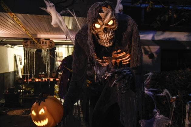 Markus Heine schmückt und beleuchtet Haus und Garten *** NUR FÜR REDAKTIONELLE ZWECKE *** EDITORIAL USE ONLY ***<p>An der Dickerstraße sorgt Markus Heine mit seinem Gruselhaus für Halloween-Stimmung, am Dienstag, 31.10.2023 in Dinslaken-Oberlohberg. Deutschland NRW Oberlohberg Copyright: MarkusxJoosten *** Markus Heine decorates and illuminates house and garden FOR EDITORIAL PURPOSES ONLY EDITORIAL USE ONLY p At the Dickerstraße Markus Heine provides with his creepy house for Halloween atmosphere, on Tuesday, 31 10 2023 in Dinslaken Oberlohberg Germany NRW Oberlohberg Copyright MarkusxJoosten Copyright: MarkusxJoosten doc7smypkc034g9z7um1b3 ,EDITORIAL USE ONLY