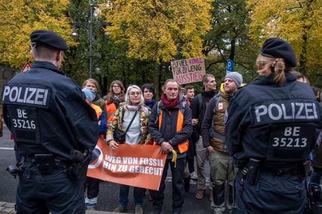Klimaaktivisten protestieren mit Massenbesetzung Deutschland, Berlin, 28.10. 2023, Polizeisperre, Â *** Climate activists protest with mass occupation Germany, Berlin, 28 10 2023, police blockade,Â.