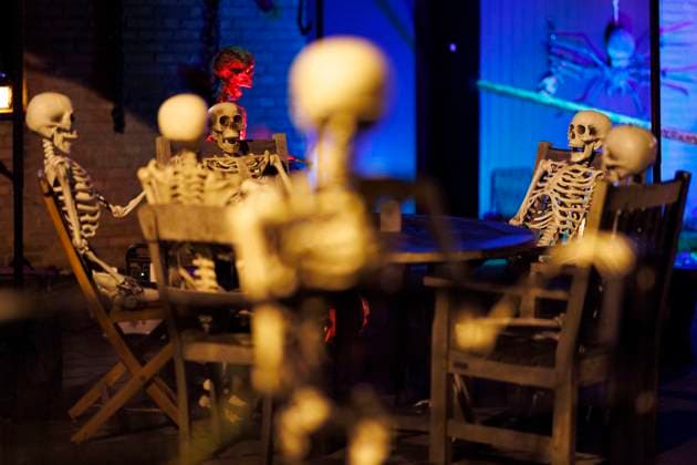 Der Vorgarten eines Reihenhauses in Frechen ist zu Halloween aufwendig dekoriert mit Skeletten, Kürbissen und Lichteffekten. Halloween benennt die Volksbräuche am Abend und in der Nacht vor dem Hochfest Allerheiligen, vom 31. Oktober auf den 1. November. Dieses Brauchtum kommt aus Irland und ist besonders in den USA sehr populär. (Themenbild, Symbolbild) Frechen, 31.10.2023 NRW Deutschland *** The front garden of a terraced house in Frechen is elaborately decorated for Halloween with skeletons, pumpkins and light effects Halloween names the folk customs on the evening and night before the feast of All Saints, from October 31 to November 1 This custom comes from Ireland and is particularly popular in the U.S. Theme image, symbol image Fre Copyright: xChristophxHardtx