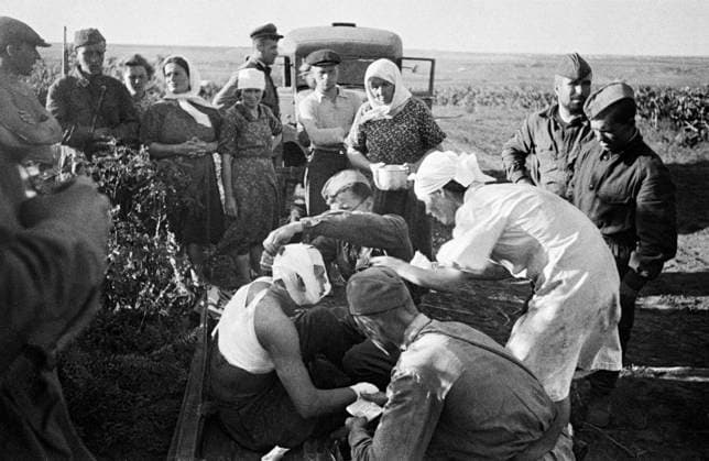 Great Patriotic War Wounded Nurses 169337 22.06.1941 Great Patriotic War 1941-1945. June 22, 1941. Nurses helping first wounded soldiers after Nazis bombing near Kishinev. Zelma Sputnik Chisinau Russia  Copyright: xZelmax
