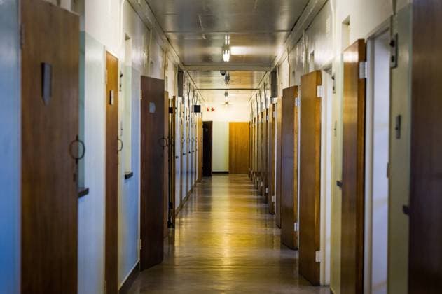 Justiz, Symbolfotos 29.10.2023, xovx, Politik, Reise. Robben Island - Gefängnisinsel vor Kapstadt Flur zwischen den Zellen im Zellenblock des Hochsicherheitstrakts auf der Gefängnisinsel Robben Island vor der Küste von Kapstadt, in dem Nelson Mandela über 18 Jahre seiner Gefangenschaft in Einzelhaft inhaftiert wurde. Der spätere Präsident Südafrikas Nelson Mandela verbrachte hier von 1964 bis 1982 seiner insgesamt 27-jährigen Gefangenschaft, zumeist bei Einzelhaft und unmenschlichen Bedingungen. Robben Island ist eine Insel zwölf Kilometer vor der südafrikanischen Stadt Kapstadt. In dem einstigen Gefängnis auf der Insel wurden dort politische Gefangene während der Apartheit inhaftiert. Darunter u.a. Walter Sisulu, Ahmed Kathrada, Robert Sobukwe,