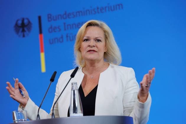Deutschland, Berlin, Pressestatement von Bundesinnenministerin Nancy Faeser zum Gesetzespaket zur Anpassung von Datenübermittlungsvorschriften im Ausländer- und Sozialrecht, erhebliche Straferhöhungen für Schleuser sowie eine erleichterte Arbeitsaufnahme von Asylsuchenden und Geduldeten *** Germany, Berlin, Press statement by Federal Minister of the Interior Nancy Faeser on the legislative package for the adjustment of data transmission regulations in aliens and social law, significant penalty increases for smugglers, and an easier admission of asylum seekers and tolerated persons to work
