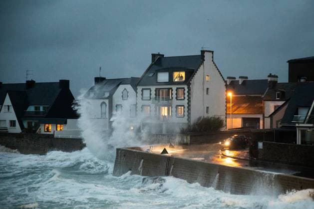 News Themen der Woche KW44 News Bilder des Tages Tempete Ciaran PHOTOPQR OUEST FRANCE Guillaume SALIGOT ; ; 01 11 2023 ; - EDIT BALANCE DES BLANCS ALTERNATIF - Tempete Ciaran dans le Finistère : Jour de tempête Ciaran sur le littoral breton alors que des vents jusqu à 170 km h sont attendus dans la nuit de mercredi à jeudi . Ici les vagues sur la jeté à proximité de la criée au port de pêche du Guilvinec (Finistère) mercredi soir, au début de la tempête . Photo : Guillaume Saligot Ouest-France - Ciaran storm arrives in french Brittany, on nov 1st 2023 France  Copyright: xPHOTOPQR OUESTxFRANCE MAXPPPxGuillaumexSALIGOTx 20231101OFR1997 20231101OFR1997