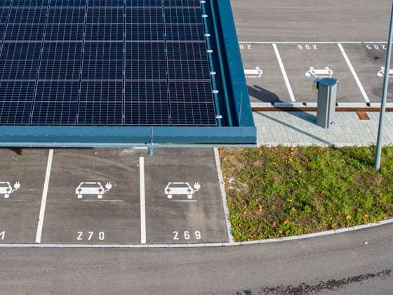 Größter Ladepark der Welt am Bahnhof Merklingen Schwäbische Alb eröffnet. 259 überdachte Stationen für Elektroautos finden sich unter zwei 160 und 190 Meter langen Dächern. Der Zweckverband Schwäbische Alb und das Land investieren für den Ladepark rund fünf Millionen Euro. 01.11.2023: Merklingen, Alb-Donau-Kreis, Baden-Württemberg, Deutschland, Europa *** Largest charging park in the world opened at Merklingen Swabian Alb train station 259 covered stations for electric cars can be found under two 160- and 190-meter-long roofs The Swabian Alb special-purpose association and the state are investing around five million euros for the charging park 01 11 2023 Merklingen, Alb Donau Kreis, Baden Württemberg, Germany, Europe