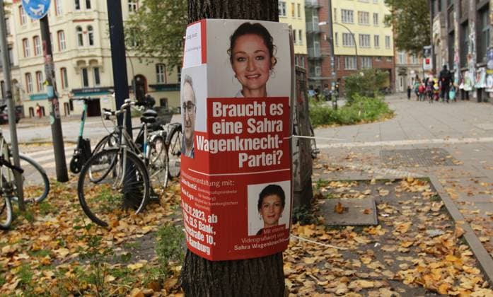 An einem Baum hängt ein Plakat mit der Ankündigung für eine Diskussionsrunde unter dem Motto: Braucht es eine Sahra-Wagenknecht-Partei? Eine der Diskussionsteilnehmerinnen ist dabei die Bundestagsabgeordnete Zaklin Nastic, die jüngst aus der Partei Die Linke ausgetreten ist, um sich dem Wagenknecht-Bündnis anzuschließen. Sternschanze Hamburg *** On a tree hangs a poster with the announcement for a discussion round under the motto Does it need a Sahra Wagenknecht party One of the participants in the discussion is the member of the Bundestag Zaklin Nastic, who recently left the party Die Linke to join the Wagenknecht alliance Sternschanze Hamburg