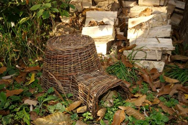IMAGO Creative: Jahreszeit Herbst, Igel beziehen Winterquartier Animal shelter Artificial nest for a European hedgehog (Erinaceus europaeus) to place under a pile of wood, photograph taken in France. Erinaceus europaeus &gt. Copyright: xLENARTOWSKIx xBSIPx 009508_002