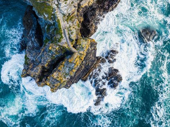 Creative Highlights World Top Down über Klippen und Wellen aus einer Drohne, Cornwall Coastline, Cornwall, England, Großbritannien, Europa *** Top Down via Cliffs and Waves from a Drone, Cornwall Coastline, Cornwall, England, Great Britain, Europe Copyright: imageBROKER/MaciejxOlszewski ibxmao09775016.jpg