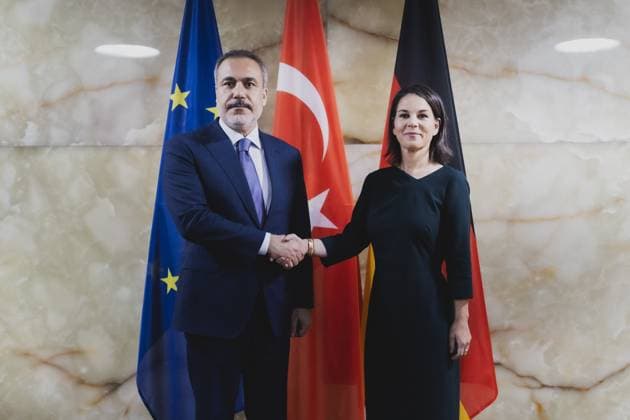 News Themen der Woche KW44 News Bilder des Tages (R-L) Annalena Baerbock (Buendnis 90 Die Gruenen), Bundesaussenministerin, trifft Hakan Fidan, Aussenminister der Tuerkei, vor der Konferenz A larger, stronger Union im Auswaertigen Amt in Berlin, 02.11.2023. Berlin Deutschland *** R L Annalena Baerbock Buendnis 90 Die Gruenen , German Foreign Minister, meets Hakan Fidan, Foreign Minister of Turkey, before the conference A larger, stronger Union at the Foreign Office in Berlin, 02 11 2023 Berlin Germany. Copyright: xFlorianxGaertnerx