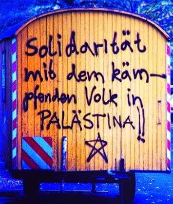 Israel GDR 20230101, Aufnahme ca.1968, Stadtansicht, Grafitti, Solidarität mit dem kämpfenden Volk in Palästina *** Israel GDR 20230101, photo ca 1968, city view, grafitti, solidarity with the fighting people in Palestine