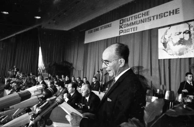 Der Umzug der Kommunisten aus ihrem Exil in der DDR 1969 DEU, Deutschland, Düsseldorf: Der Umzug der Kommunisten aus ihrem Exil in der DDR 1969 verlief nicht ohne Probleme, ermöglicht durch die Entspannungspolitik der Regierung Willy Brandt, kam die Führung der KPD 1969 nach Bonn, um eine neue Partei zu gründen. Juristisch wurde aus der KPD die DKP. Essen. !. Parteitag der DKP 1969 Kurt Bachmann. DEU, Germany, Düsseldorf: The communists move from their exile in the GDR in 1969 was not without problems. Made possible by the dÃ tente policy of the Willy Brandt government, the leadership of the KPD came to Bonn in 1969 to found a new party. Legally, the KPD became the DKP. NRW *** The communists move from their exile in the GDR in 19