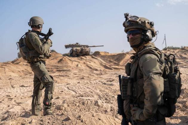Bilder des Jahres 2023, News 11 November News Themen der Woche KW44 News Bilder des Tages (231102) -- JERUSALEM, Nov. 2, 2023 -- This photo released by on Nov. 2, 2023 shows Israeli troop conducting ground operation in Gaza Strip. The death toll has exceeded 10,000 since the Israel-Hamas conflict broke out on Oct. 7, according to Palestinian and Israeli sources. The number of Palestinian casualties in Gaza has now reached at least 8,796, including 3,648 children and 2,290 women, according to the Gaza-based Health Ministry, while more than 1,400 people in Israel have been killed, said the Israeli Foreign Ministry. ( Handout via Xinhua) MIDEAST-ISRAEL-HAMAS CONFLICT IsraelxDefensexForces 
