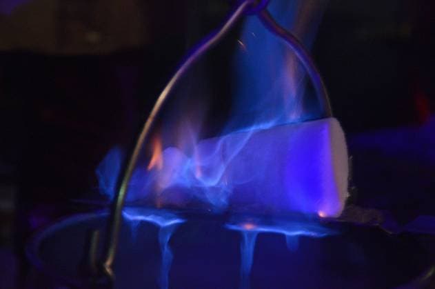 06.01.2017 brennender Zuckerhut Deutschland Sachsen Anhalt Altmark Altmarkkreis Salzwedel Kunrau am Schloss Open Air Party am Abend brennender Zuckerhut Feuerzangenbowle wird vor Ort hergestellt *** 06 01 2017 burning sugar loaf Germany Saxony Anhalt Altmark Altmarkkreis Salzwedel Kunrau at the castle open air party in the evening burning sugar loaf fire tongs punch is made on site