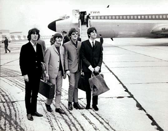 February 7, 1964, New York, New York, USA: English rock band The Beatles , JOHN LENNON, GEORGE HARRISON, RINGO STARR, PAUL MCCARTNEY arrive at New York s Kennedy Airport with suitcases on a snowy day, paving the way for Beatlemania on their first visit to the US. New York USA - ZUMAk09_ 19640227_bea_k09_023 Copyright: xKeystonexPressxAgencyx