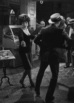 Film Irma La Douce Actors Jack Lemmon and Shirley MacLaine in a scene of the film Hollywood, CA USA  Copyright: xLeoxFuchsx 0197 Jack Lemmon Shirley MacLaine (Irma La Douce) DANCING SET