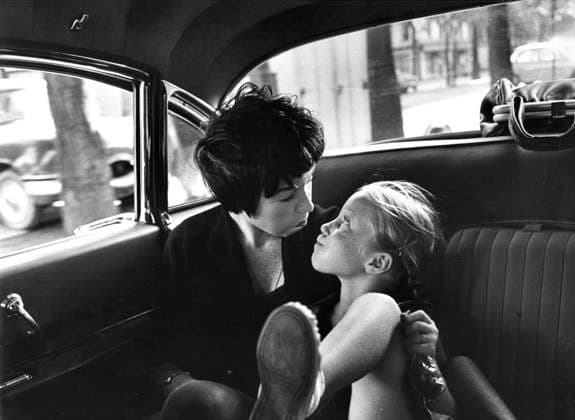 Film Irma La Douce Actress Shirley MacLaine goofin around with her daughter Sachi Parker, while at Paris. Paris France  Copyright: xLeoxFuchsx 0281 Shirley MacLaine (Irma La Douce) WITH DAUGHTER BLOWING
