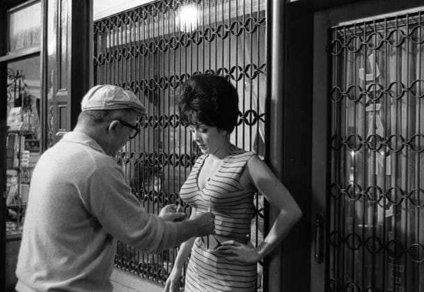 Film Irma La Douce Director Billy wilder with actress Tura Satana at the set of the film Hollywood, CA USA  Copyright: xLeoxFuchsx 0593 Satana Wilder (Irma La Douce) TASSLES SET