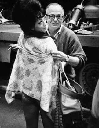 Film Irma La Douce Director Billy wilder with actress Tura Satana at the set of the film Hollywood, CA USA  Copyright: xLeoxFuchsx 0594 Tura Satana Billy Wilder (Irma La Douce) COVERING UP SET