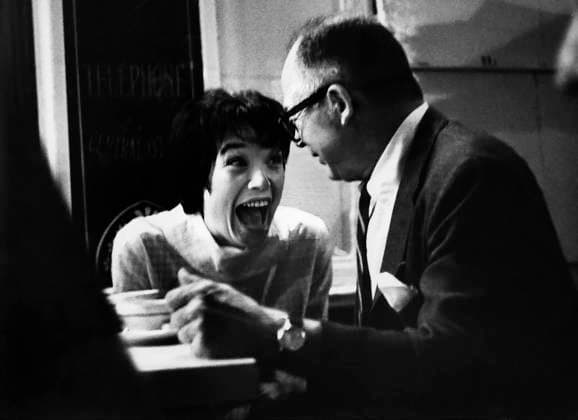Film Irma La Douce Director Billy Wilder and actress Shirley MacLaine at a Paris cafe Paris France  Copyright: xLeoxFuchsx 0643 Shirley MacLaine Billy Wilder (Irma La Douce) LAUGHING SET