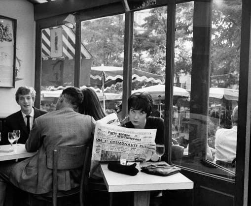 Film Irma La Douce Actress Shirley MacLaine at a cafe in Paris Paris France  Copyright: xLeoxFuchsx 0665 Shirley MacLaine (Irma La Douce) WITH NEWSPAPER new larger