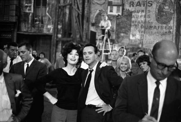 Film Irma La Douce Actors Jack Lemmon and Shirley MacLaine at the set of the film Hollywood, CA USA  Copyright: xLeoxFuchsx 0674 Jack Lemmon Shirley MacLaine (Irma La Douce) CLOSE SET Shirley with her arm around Jack