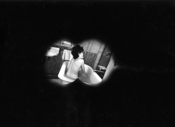 Film Irma La Douce Actress Shirley MacLaine in a scene of the film Hollywood, CA USA  Copyright: xLeoxFuchsx 0785 Shirley MacLaine (Irma La Douce) BATHTUB THROUGH BINOCULARS