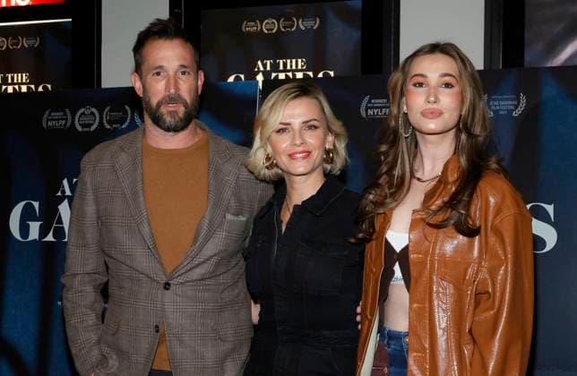 Entertainment Themen der Woche KW44 Entertainment Bilder des Tages At The Gates Special Screening - LA Noah Wyle, Sara Wells, Auden Wyle, At The Gates Special Screening at AMC The Grove in Los Angeles, CA, USA on November 14 2023. Photo by Fati S ABACAPRESS.COM Los Angeles CA United States  Copyright: xFatixSadou ABACAPRESS.COMx 874303_036 FatixSadou ABACAPRESS.COMx 874303_036