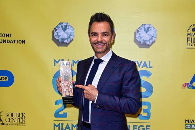 Bilder des Jahres 2023, Entertainment 11 November Entertainment Themen der Woche KW44 Entertainment Bilder des Tages Mexican actor Eugenio Derbez poses with his GEMS Impact award, during the opening of the tenth edition of the GEMS film festival, one of the two annual events of the Miami Film Festival (MFF), today at the Koubek Center in Miami, Florida, United States, 02 November 2023. The GEMS film festival in Miami opened with the feature film Radical , starring the Mexican Eugenio Derbez, who received the GEMS Impact award at this annual event of the seventh art, which takes place this year from November 2 to 5. GEMS Festival in Miami opens with Radical and awards its protagonist Eugenio Derbez !ACHTUNG: NUR REDAKTIONELLE NUTZUNG!  Copyright: xGiorgioxVierax USA235 20231103-55012228886_1