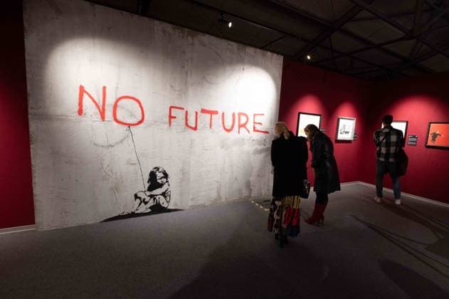 Entertainment Themen der Woche KW44 Entertainment Bilder des Tages Rundgang durch die Ausstellung, Besucher betrachten ausgestellte Kunstwerke, allgemein, feature, Randmotiv, Symbolfoto Eroeffnung der Ausstellung ,,THE MYSTERY OF BANKSY - A GENIUS MIND;; in Koeln, am 02.11.2023. *** Tour through the exhibition, visitors look at exhibited artworks, general, feature, border motif, symbol photo Opening of the exhibition ,,THE MYSTERY OF BANKSY A GENIUS MIND in Cologne, on 02 11 2023