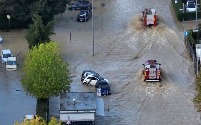 News Themen der Woche KW44 News Bilder des Tages foto IPP da video local team campi bisenzio 03-11-2023 ondata di maltempo in toscana con esondazione del fiume bisenzio e di alcuni torrrenti suoi affluenti nella foto due mezzi deli vigili del fuoco in una strada allagata *** IPP photo from video local team campi bisenzio 03 11 2023 bad weather wave in tuscany with flooding of bisenzio river and some of its tributaries torrents in the photo two vehicles deli firefighters in a flooded road 