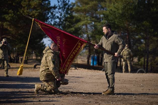 News Themen der Woche KW44 News Bilder des Tages Le prÃ sident ukrainien Volodymyr Zelensky commÃ more la JournÃ e des forces de missiles et la JournÃ e des troupes d artillerie et du gÃ nie dans la rÃ gion de Kiev Le prÃ sident ukrainien Volodymyr Zelensky commÃ more la JournÃ e des forces de missiles et la JournÃ e des troupes d artillerie et du gÃ nie dans la rÃ gion de Kiev, le 3 novembre 2023. A cette occasion, le prÃ sident ukrainien a visitÃ l un des centres de formation des forces de missiles et des unitÃ s d artillerie et a examinÃ les derniers modeles d armes d artillerie et d ingÃ nierie, ainsi que les Ã quipements militaires en service dans les Forces armÃ es ukrainiennes. Il a Ã galement remis des rÃ compenses d Etat aux soldats. The participation of the Head of State in e  Copyright: xUkrainexPresidencyxviaxBestimagexUkrainexPresidencyxviaxBestimagex