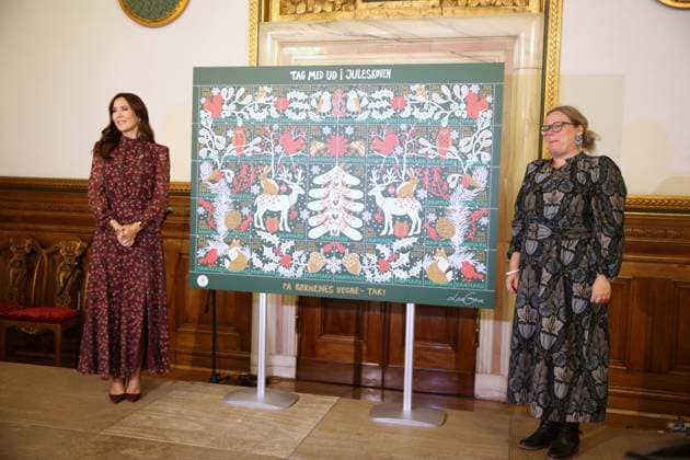 Entertainment Themen der Woche KW44 03-11-2023 Denmark Princess Mary poses with artist Lisa Grue during a ceremony to unveil this year s official Christmas stamps at the Copenhagen City Hall, in Copenhagen, Denmark. Â  Copyright: xPPEx