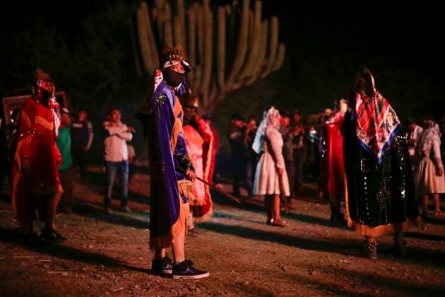 November 3, 2023, San Juan Totolcintla, Guerrero, Mexico: Members of the Macheteros dance in the cemetery of the Nahua community of San Juan Totolcintla, Guerrero, as part of the celebrations of the faithful departed. San Juan Totolcintla Mexico - ZUMAs310 20231103_zip_s310_010 Copyright: xLuisxExSalgadox