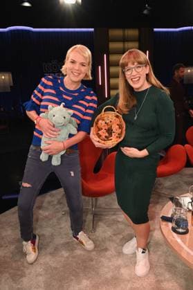 Entertainment Themen der Woche KW44 Comedienne Mirja Boes mit Fledermaus Wärmflasche und Insa Thiele-Eich, die die erste deutsche Astronautin auf der ISS werden will, l-r,.zu Gast in der WDR Talkshow Kölner Treff *** Comedienne Mirja Boes with bat hot water bottle and Insa Thiele Eich, who wants to be the first German astronaut on the ISS, l r, as guests on the WDR talk show Kölner Treff
