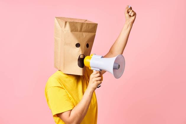 Emotional woman with paper bag on head making announcement with megaphone in hands Emotional woman with paper bag on head making announcement with megaphone in hands. anonymous female screaming in loudspeaker on pink background ,model released, Symbolfoto Copyright: xZoonar.com ViktorxGladkovx 20632633 ,model released, Symbolfoto ,property released
