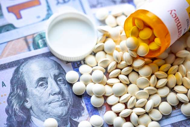 An open medicine pill container on American bills. Concept: American opioid crisis or American healt An open medicine pill container on American bills. Concept: American opioid crisis or American health care crisis. Copyright: xZoonar.com MarvinxSamuelxTolentinoxPinedax 18308821