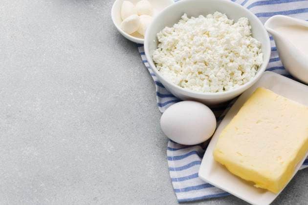 Nahaufnahme von frischem Hüttenkäse mit Butter *** Close-up from fresh Cottage cheese with Butter Copyright: imageBROKER OleksandrxLatkun ibxole09786186.jpg