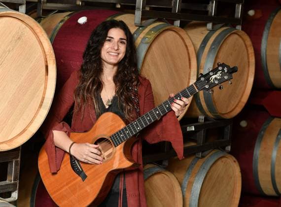 Entertainment Themen der Woche KW44 Entertainment Bilder des Tages November 3, 2023, Carneros, CA, USA: Ilsey Juber poses during Day 3 of Live In The Vineyard at Calmere Estate Winery on November 3,, 2023 in Napa, California. Carneros USA - ZUMAs181 20231103_zea_s181_019 Copyright: xCaseyxFlaniganx