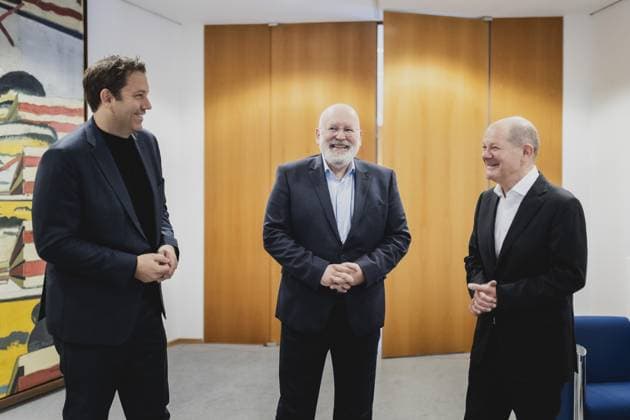 News Themen der Woche KW44 (L-R) Lars Klingbeil, SPD-Parteivorsitzender, Frans Timmermans, Spitzenkandidat der niederlaendischen Partij van de Arbeid, und Olaf Scholz (SPD), Bundeskanzler, aufgenommen im Rahmen eines gemeinsamen Treffens im Willy-Brandt-Haus in Berlin, 04.11.2023. Berlin Deutschland *** L R Lars Klingbeil, SPD party leader, Frans Timmermans, lead candidate of the Dutch Partij van de Arbeid, and Olaf Scholz SPD , Federal Chancellor, pictured during a joint meeting at the Willy Brandt House in Berlin, 04 11 2023 Berlin Germany Copyright: xFlorianxGaertnerx