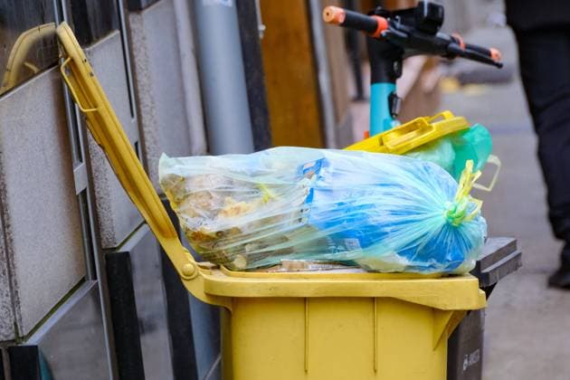 Düsseldorf 04.11.2023 Gelbe Tonne Mülltonne Kunststoff Plastik Recycling Müll Abfall Wohlstandsmüll Wohlstandsgesellschaft Verpackung Verpackungsmüll Restmüll Plastiktonne Plastiktüte Mülltüte Umwelttonne Der Grüne Punkt grüner Düsseldorf Nordrhein-Westfalen Deutschland *** Düsseldorf 04 11 2023 Yellow garbage can Waste garbage can Plastic Plastic recycling Waste Waste Affluent waste Affluent society Packaging Packaging waste Residual waste Plastic garbage can Plastic bag Waste bag Environmental garbage can The Green Dot greener Düsseldorf North Rhine-Westphalia Germany