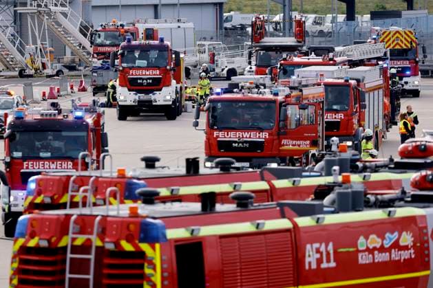 Feuerwehr und Notarzt, Symbolfotos Einsatzkräfte der gemeinsamen ICAO-Notfallübung des Köln Bonn Airport gemeinsam mit der Bundeswehrfeuerwehr, der Feuerwehr der Stadt Köln sowie der Landes- und Bundespolizei am Köln Bonn Airport. Im Rahmen der Übung wird die Kollision zweier Flugzeuge simuliert. Einsatzkräfte retten Verletzte aus den Fliegern. (Themenbild, Symbolbild) Köln, 04.11.2023 NRW Deutschland *** Emergency services at the joint ICAO emergency exercise at Cologne Bonn Airport together with the German Armed Forces Fire Service, the City of Cologne Fire Service and the state and federal police at Cologne Bonn Airport The exercise simulates the collision of two aircraft Emergency services rescue injured people from the aircraft Themed image, symbolic image Colo Copyright: xChristophxHardtx