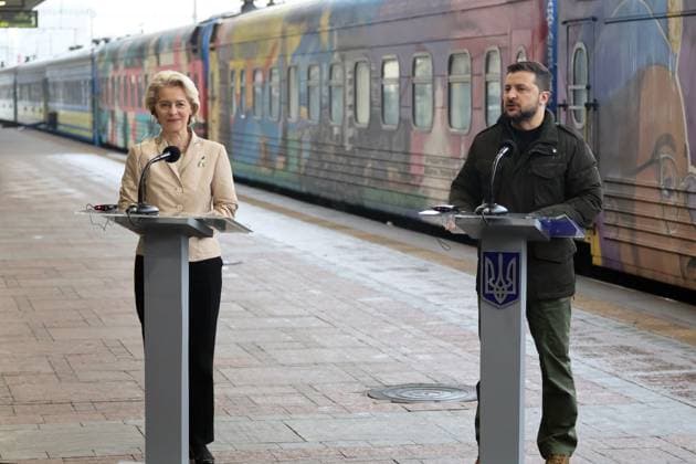 News Themen der Woche KW44 News Bilder des Tages KYIV, UKRAINE - NOVEMBER 4, 2023 - President of the European Commission Ursula von der Leyen (L) and President of Ukraine Volodymyr Zelenskyy hold a joint briefing at the Central Railway Station during a ceremony to present state awards to railway workers on their professional holiday, Kyiv, capital of Ukraine. European Commission President arrives in Ukraine  Copyright: xPavloxBahmutx