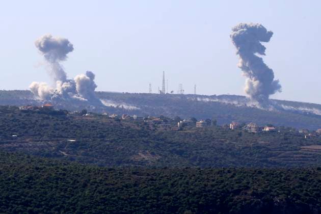 Bilder des Jahres 2023, News 11 November News Themen der Woche KW44 (231104) -- TAYR HARFA, Nov. 4, 2023 -- This photo taken on Nov. 4, 2023 shows smoke rising after the Israeli bombing in Tayr Harfa, Lebanon. (Photo by Xinhua) LEBANON-ISRAEL-BORDER-TENSION AlixHashisho 