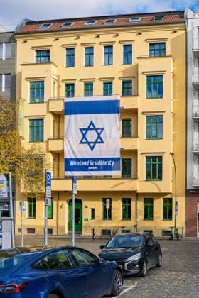 Bilder des Jahres 2023, News 11 November News Themen der Woche KW44 News Bilder des Tages 04.11.2023,Berlin, BÜNDNIS 90 DIE GRÜNEN Bundesgeschäftsstelle,eine große Flagge Israels ist an der Fassade angebracht. (we stand in solidarity) *** 04 11 2023,Berlin, BÜNDNIS 90 DIE GRÜNEN Federal Office,a large flag of Israel is attached to the facade we stood in solidarity with Israel.