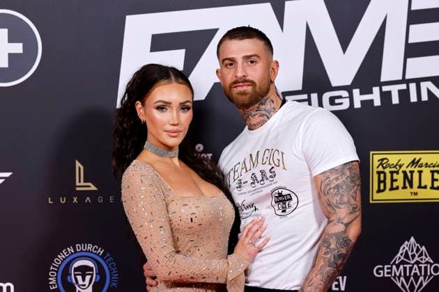 Entertainment Themen der Woche KW44 Entertainment Bilder des Tages Reality-TV-Star Luigi Gigi Birofio mit Partnerin Dana Feist (l) beim Fame Fighting 2023 - Boxevent mit Influencern und Reality-Stars. Zahlreiche TV-Persönlichkeiten, Influencer und Reality-Stars duellierten sich im Maritim Hotel. Bonn, 04.11.2023 NRW Deutschland *** Reality TV star Luigi Gigi Birofio with partner Dana Feist l at the Fame Fighting 2023 boxing event with influencers and reality stars Numerous TV personalities, influencers and reality stars fought a duel at the Maritim Hotel Bonn, 04 11 2023 NRW Germany Copyright: xChristophxHardtx