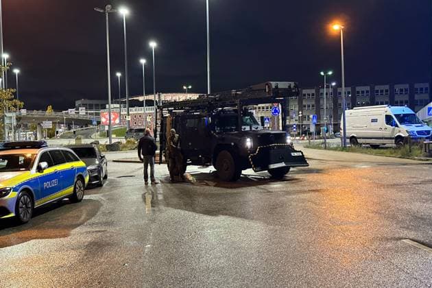 News Themen der Woche KW44 News Bilder des Tages Heute Abend um kurz nach 20 Uhr hat ein Auto ein Tor zum Sicherheitsbereich des Hamburger Flughafens durchbrochen. In dem Auto sollen sich ein Mann und zwei Kinder befinden. Der Mann ist bewaffnet und hat die Waffe auch benutzt, bzw. Schüsse abgegeben. Die Schüsse gingen wohl in die Luft. Laut Bundespolizei soll es sich um eine Kindesentziehung handeln. Die Polizei Hamburg und die Bundespolizei sind mit einem Großaufgebot und Spezialkräften im Einsatz. Der Flughafen Hamburg ist zur Zeit gesperrt, die Terminals wurden evakuiert. (Stand 22.37 Uhr) Hamburg, der 04.11.2023 Auto rast durch Tor am Hamburger Flughafen - Schüsse auf Vorfeld, Hamburg-Fuhlsbüttel Hamburg Deutschland Hamburg Airport Helmut-Schmidt- *** Shortly after 8 p.m. this
