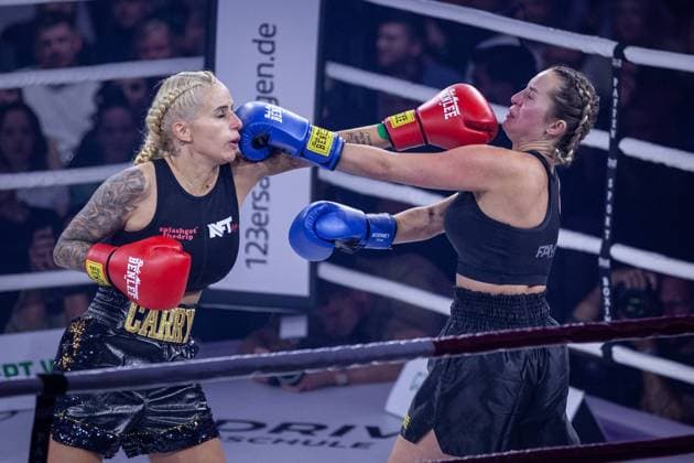 Bilder des Jahres 2023, Entertainment 11 November Entertainment Themen der Woche KW44 Entertainment Bilder des Tages FAME FIGHTING 2023 - Boxevent mit Influencern und Reality-Stars Carina Spack gewinnt klar gegen Jessica Fiorini - Zahlreiche Reality-Stars und Influencer duellieren sich beim ersten Fame Fighting im Bonner Maritim Hotel im Ring. Vielen Kämpfen gingen offen ausgetragene Streitigkeiten voraus. Organisiert wird der Abend von Eugen Lopez. Bonn Maritim Hotel NRW Deutschland *** FAME FIGHTING 2023 Boxing event with influencers and reality stars Carina Spack clearly wins against Jessica Fiorini Numerous reality stars and influencers duel in the ring at the first Fame Fighting at the Maritim Hotel in Bonn Many fights were preceded by open disputes The evening is organized by Eugen Lopez Bonn Maritim Hotel NRW Germany Copyright: xBEAUTIFULxSPORTS Derixx